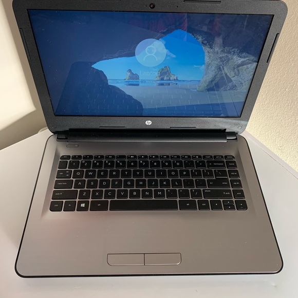 HP, AMD Radeon R2 Graphics, & Made 2017. - Picture 3 of 8